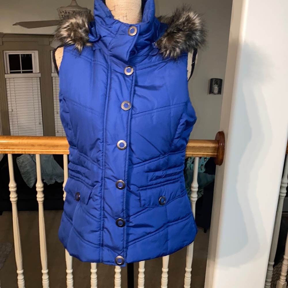 Women’s puffer vest with detachable hood- size small